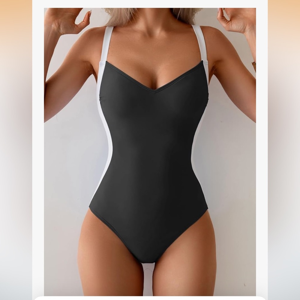 Eomenie One Piece Lace-Up Back, Colorblock  Swimsuit. 
Size M